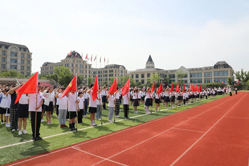 “紅領(lǐng)巾促成長，少先隊員心向黨”——新華公學(xué)新隊員入隊儀式